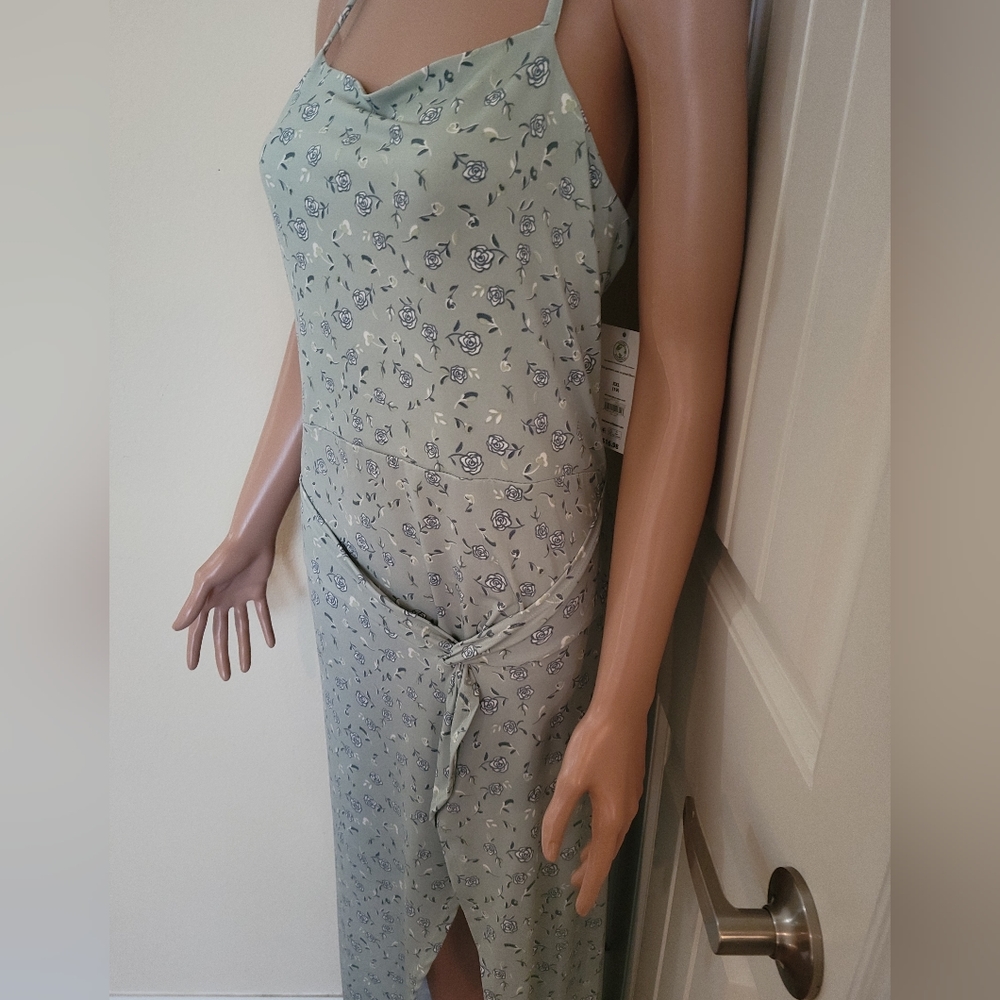 NWT! DRESS - Picture 2 of 6